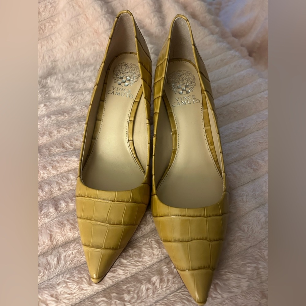 Vince Camuto women size 8.5 pumps/ python/snake print